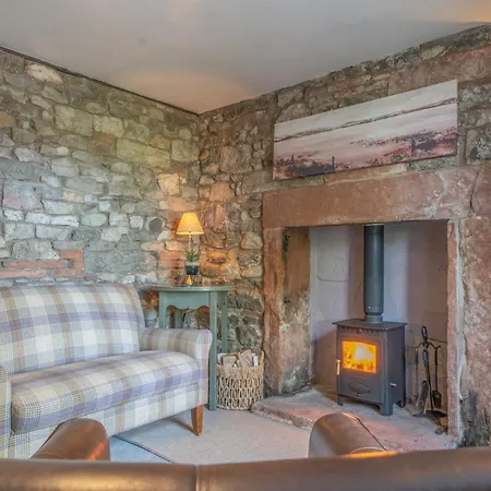 Semesterbostad Cosy Near Scenic Walks And Country Pub *